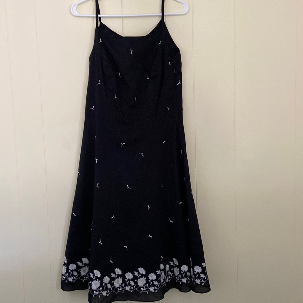 Gorgeous full skirt Ann Taylor dress with embroidered flowers